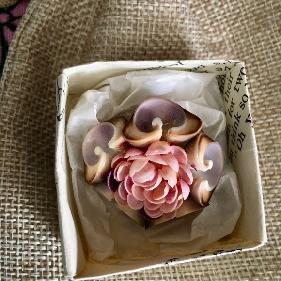 Vintage Seashells Pin Delicate Beauty Shell Brooch - Picture 3 of 10